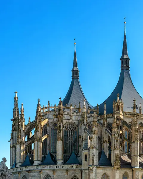 St. Barbara Katedrali bulutsuz mavi gökyüzüne karşı. Kutna Hora, Çek Cumhuriyeti. Mimari detaylar. Gotik tapınak. UNESCO Dünya Mirası Alanı.