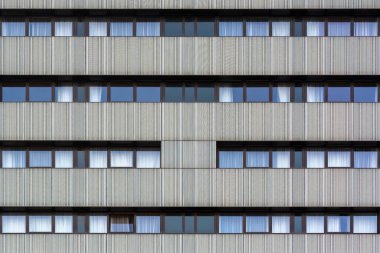 Güneşli bir günde Amsterdam 'da birçok penceresi olan bir bina. Otel, ofis merkezi ya da pansiyon. Kalacak yer. Cam cepheler. Hollanda 'nın mimarisi, Hollanda' nın. Şehircilik. Büyük şehir. Turizm ve seyahat.