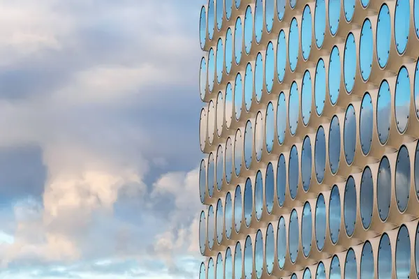 Güneşli bir günde Amsterdam 'da birçok penceresi olan bir bina. Otel, ofis merkezi ya da pansiyon. Kalacak yer. Cam cepheler. Hollanda 'nın mimarisi, Hollanda' nın. Şehircilik. Büyük şehir. Turizm ve seyahat.