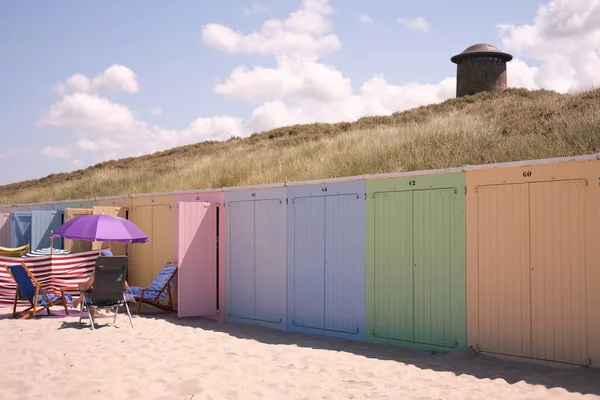 Пляж Домбурзі Нідерланди Барвистий Пляжний Будинок Блакитне Небо Чоловіки Сидять — стокове фото