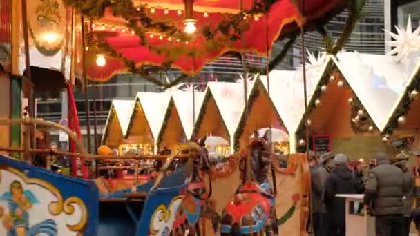 Vánočním Trhu Vinobraní Dekorace Kolotoč Rotující Dětmi Rodiči Dusseldorf Německo — Stock video