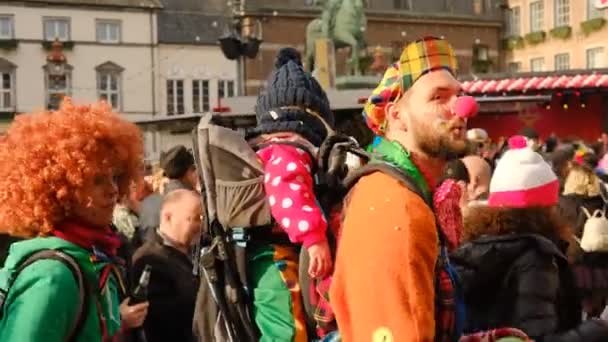 Karneval Düsseldorf 2022 Frau Und Mann Clownskostümen Hochwertiges Filmmaterial — Stockvideo