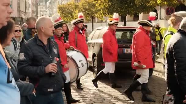Tłum Ulicach Niemieckiego Dusseldorfu Świętujący Popularny Festiwal Karnawałowy Karnawał Niemczech — Wideo stockowe