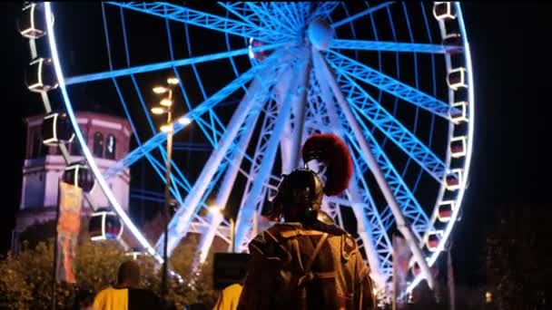 圣马丁日庆祝活动 马丁坐在马背上 摩天轮的前部在夜里闪闪发光 杜塞尔多夫 高质量的4K镜头 — 图库视频影像