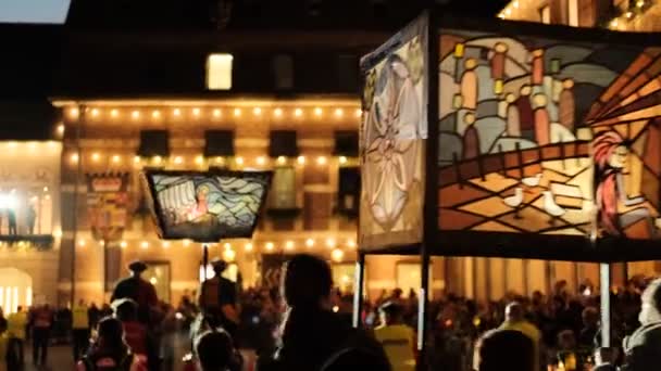 Святкування Дня Святого Мартіна Люди Носять Ліхтарі Вночі Головній Площі — стокове відео