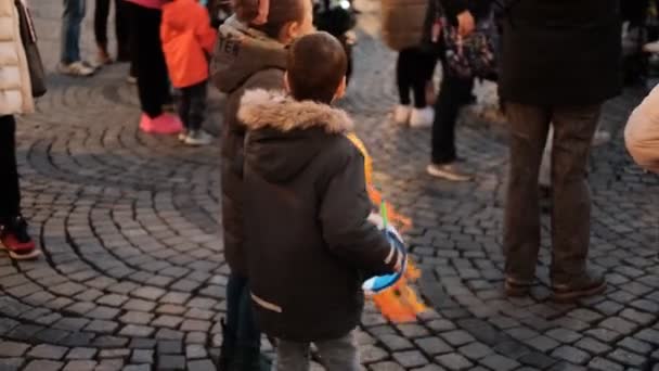 Selebration Saint Martin Dag Barn Och Deras Föräldrar Står Med — Stockvideo