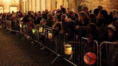 Aziz Martin Günü 'nün kutlaması. Çocuklar ve aileleri, Dusseldorf 'un ana meydanında gece yarısı kendi kendilerine yapılmış kağıt fenerlerle duruyorlar. 10 Kasım 2022' de Alman yapımı.