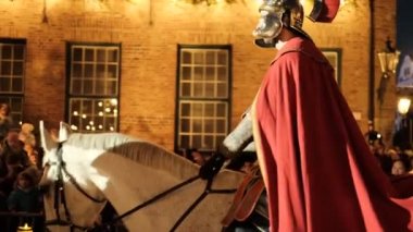 4K. Aziz Martin Günü 'nün kutlaması. Atın üzerinde oturan ve şehrin ana meydanında at süren Aziz Tours 'lu Martin. - Zırhlı adam. 10 Kasım 2022, Düsseldorf. Yüksek kalite 4k görüntü