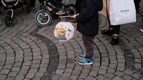 Aziz Martin Günü 'nün 4K kutlamaları. Çocuklar ve aileleri, Dusseldorf 'un ana meydanında gece yarısı kendi kendilerine yapılmış kağıt fenerlerle duruyorlar. 10 Kasım 2022' de, Alman yapımı 4 bin dolar.