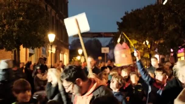 Selebração Dia São Martinho Pessoas Carregam Lanternas Durante Noite Praça — Vídeo de Stock