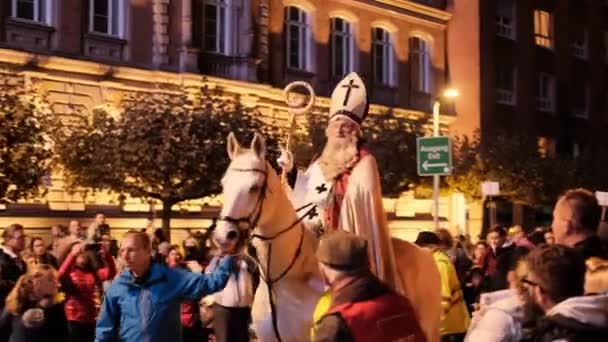 Slavnost Svatého Martina Svatý Martin Tours Sedí Koni Jezdí Hlavním — Stock video