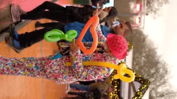 Pionowe Wideo Niezależny Clown Fale Uśmiechanie Klaun Tworząc Zwierzęta Balon — Wideo stockowe