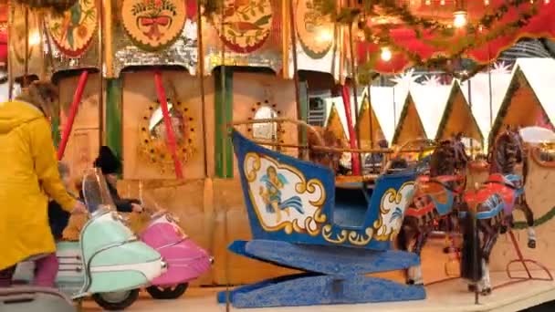 Pasar Natal Dekorasi Korsel Vintage Berputar Dengan Anak Anak Dan — Stok Video