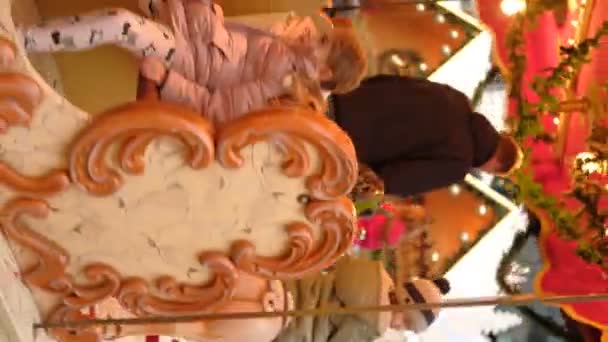 Різдвяному Ринку Вінтажні Прикраси Карусель Обертаються Дітьми Батьками Dusseldorf Germany — стокове відео