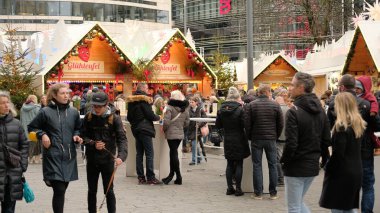 Düsseldorf 'taki pazar yerinde Noel alışverişi. İnsanlar yiyip içiyor. DÜZSELDORF, ALMANA, 26 ARALIK 2022. Yüksek kaliteli yatay fotoğraf
