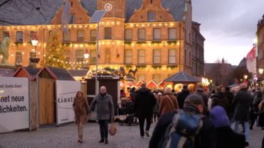 Düsseldorf 'taki pazarda bir sürü insan var. DÜZSELDORF, ALMANA, 26 ARALIK 2022. Yüksek kaliteli yatay 4k görüntü