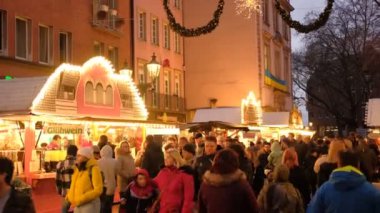 Düsseldorf 'taki pazarda bir sürü insan var. DÜZSELDORF, ALMANA, 26 ARALIK 2022. Yüksek kaliteli yatay 4k görüntü