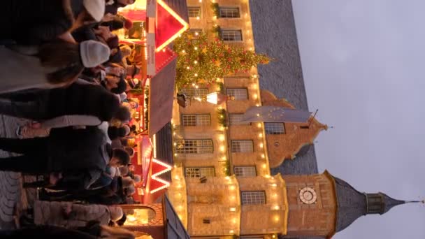 Πολλοί Άνθρωποι Στην Χριστουγεννιάτικη Αγορά Στην Αγορά Του Ντίσελντορφ Dusseldorf — Αρχείο Βίντεο