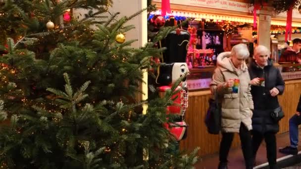 4K입니다 뒤셀도르프의 시장에서 크리스마스 사람들은 음식과 음료와 와인을 Dusseldorf Dec — 비디오