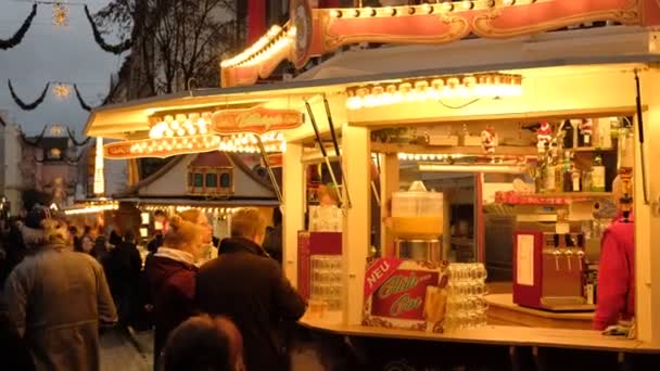 Χριστουγεννιάτικη Αγορά Στην Αγορά Του Ντίσελντορφ Κόσμος Αγοράζει Φαγητό Ποτά — Αρχείο Βίντεο