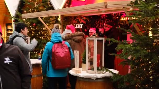 Weihnachtsmarkt Auf Dem Marktplatz Düsseldorf Die Leute Kaufen Essen Und — Stockvideo