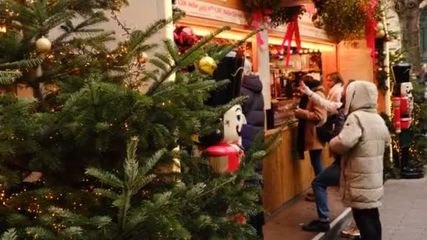 Karácsonyi Vásár Düsseldorfi Piacon Emberek Ételt Italt Forralt Bort Vesznek — Stock videók