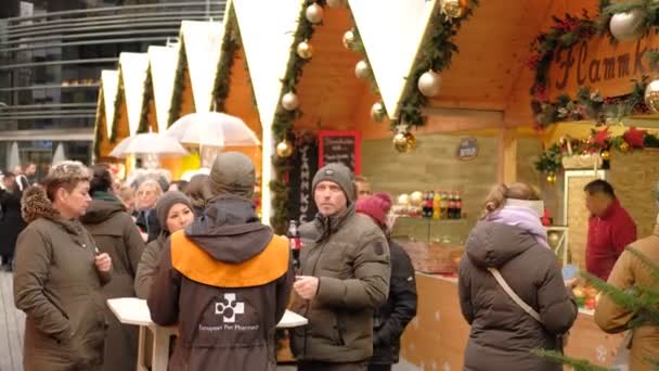 Mercado Navidad Mercado Düsseldorf Gente Comiendo Bebiendo Dusseldorf Alemania Dic — Vídeos de Stock