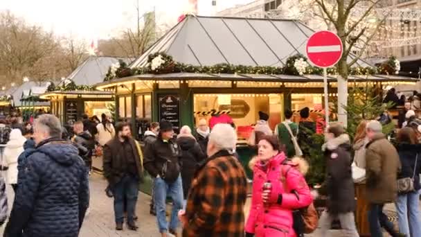 杜塞尔多夫市集的圣诞市场上有很多人 Dusseldorf Dec 2022 高质量的水平4K镜头高质量的4K镜头 — 图库视频影像