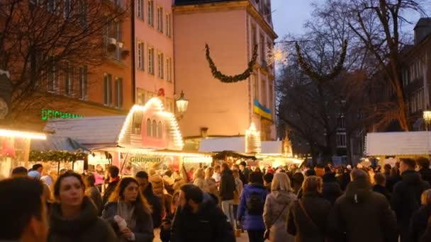杜塞尔多夫市集的圣诞市场上有很多人 Dusseldorf Dec 2022 高质量的水平4K镜头 — 图库视频影像