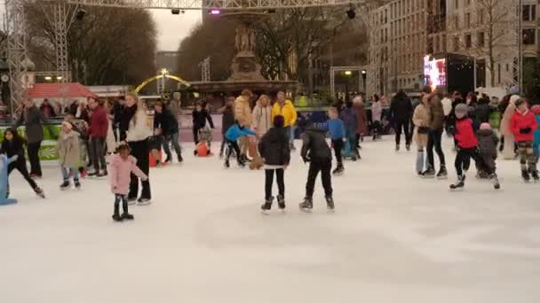 Menschen Die Eine Eisbahn Genießen Frauen Männer Und Kinder Eisbahn — Stockvideo