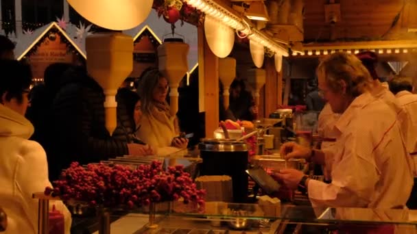 Lidé Kupují Klobásy Tradičním Vánočním Trhu Dusseldorf Německo Dec262022 Vysoce — Stock video