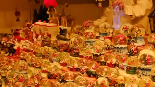 Viele Dekorative Schneekugeln Oder Weihnachtskugeln Mit Dem Weihnachtsmann Drin Weihnachts — Stockvideo