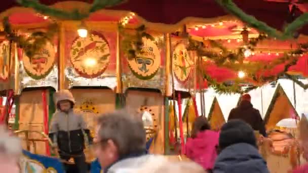 Рождественском Рынке Винтажные Украшения Карусели Вращаются Детьми Родителями Дуссель Германия — стоковое видео