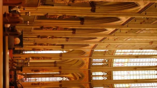 德国科隆 科隆大教堂内游客和居民最多的地标 高质量的垂直4K镜头 — 图库视频影像