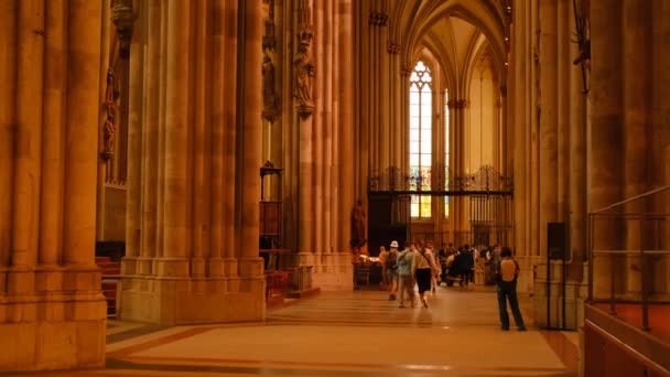 Кельн Німеччина Туристичні Люди Мешканці Всередині Кельнського Собору Найбільш Відвідуваними — стокове відео