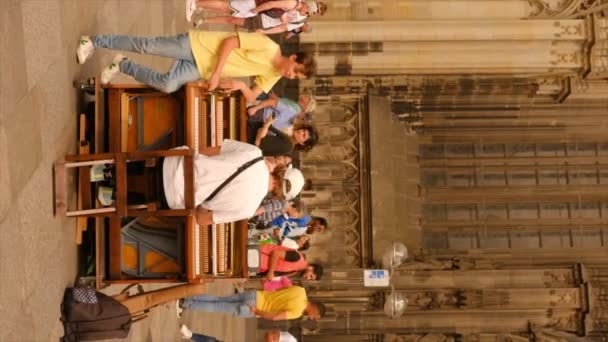 Les Garçons Artistes Rue Chantant Jouant Piano Sur Devant Cathédrale — Video