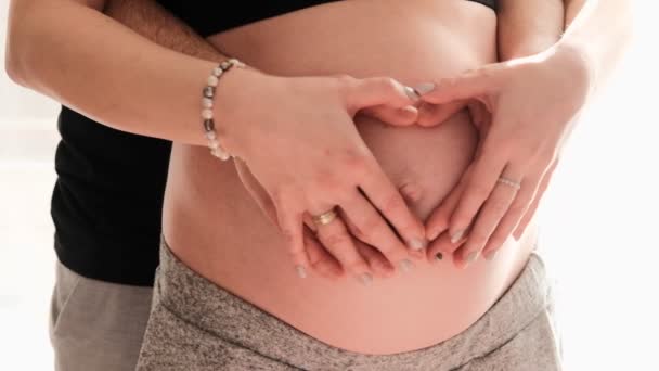Anya Apa Terhes Hasra Teszik Kezüket Szívet Terhes Hasra Megfordulnak — Stock videók
