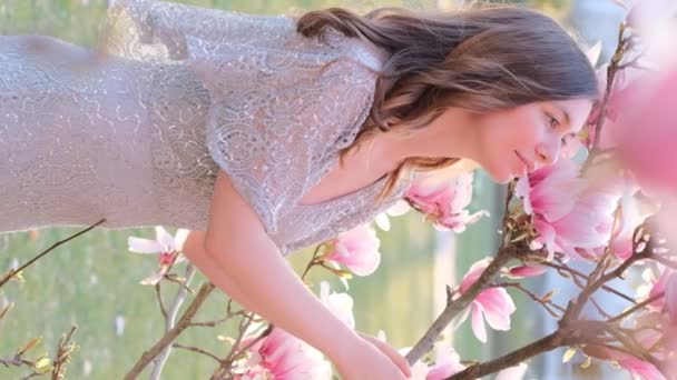 Våren Skönhet Porträtt Vacker Ung Kvinna Luktar Och Håller Magnolia — Stockvideo