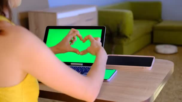 Close Kobieta Sprawia Serce Rąk Pobliżu Zielony Ekran Laptopie Chromakey — Wideo stockowe