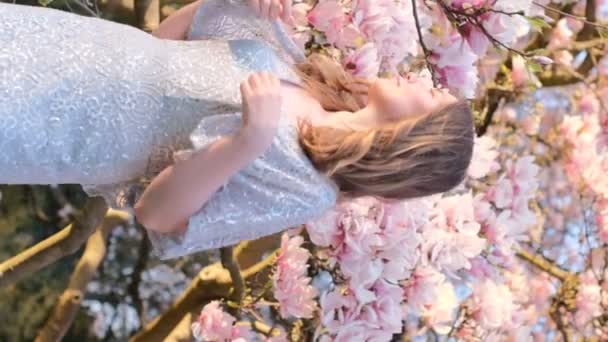 Весенний Портрет Красивой Молодой Женщины Вращается Вокруг Цветка Магнолии Весенний — стоковое видео