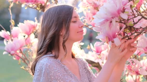 Весенний Портрет Красивой Молодой Женщины Пахнет Цветущим Цветком Магнолии Весенний — стоковое видео
