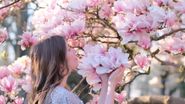 Весенний Портрет Красивой Молодой Женщины Пахнет Цветущим Цветком Магнолии Весенний — стоковое видео