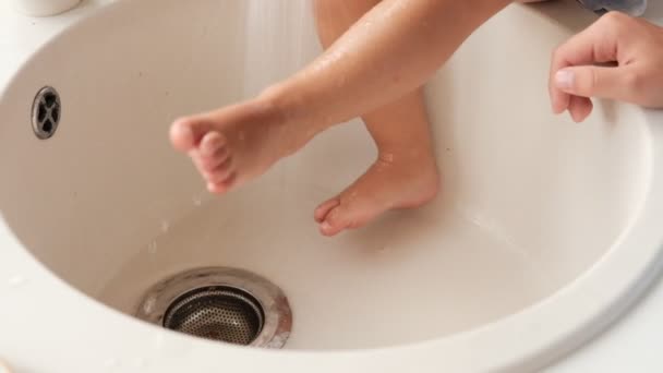 Kind Mädchen Wäscht Füße Der Küchenspüle Unter Fließendem Wasser Hochwertiges — Stockvideo