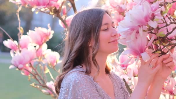 Wiosenny Portret Pięknej Młodej Kobiety Pachnie Kwitnącym Kwiatem Magnolii Wiosenny — Wideo stockowe