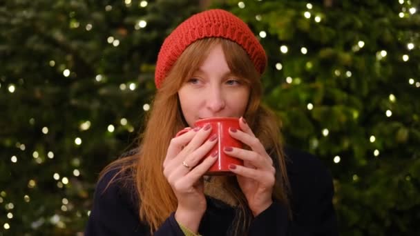Красива Молода Жінка Червоним Волоссям Різдвяному Ринку Червоному Береті Напоях — стокове відео