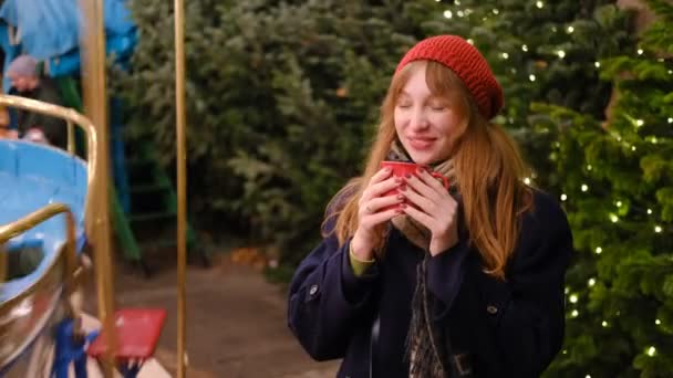 Gyönyörű Fiatal Vörös Hajjal Karácsonyi Piacon Közel Körhinta Egy Piros — Stock videók