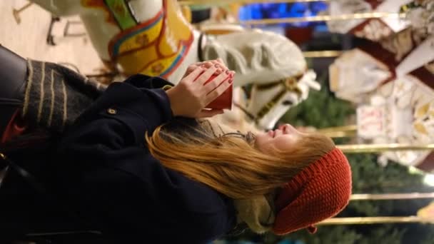 Schöne Junge Frau Mit Roten Haaren Auf Dem Weihnachtsmarkt Der — Stockvideo