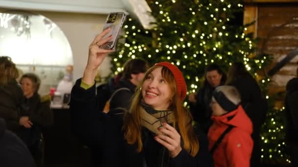 Donna Che Gode Vacanze Invernali Mercatino Natale Fotografando Telefono Una — Video Stock