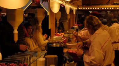 4K. İnsanlar geleneksel Noel pazarından sosis alıyor. DÜZSELDORF, ALMANA, 26 ARALIK 2022. Yüksek kalite 4k görüntü