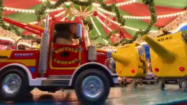 Noel pazarında çocuklarla dolu bir atlıkarınca. Akasen. Alman. 08.12.24. Yüksek kaliteli FullHD görüntüler